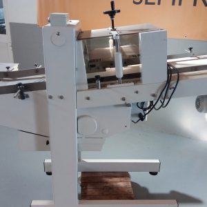 Bread slicer